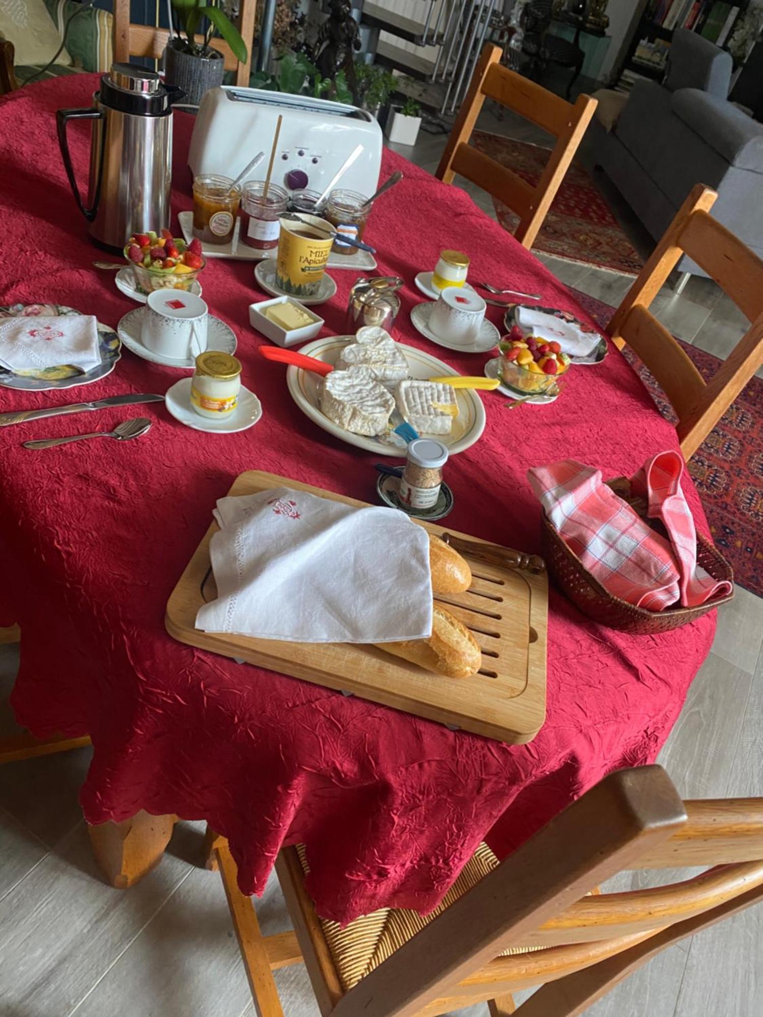 Une Parenthese Fleurie La Heuniere Kültér fotó
